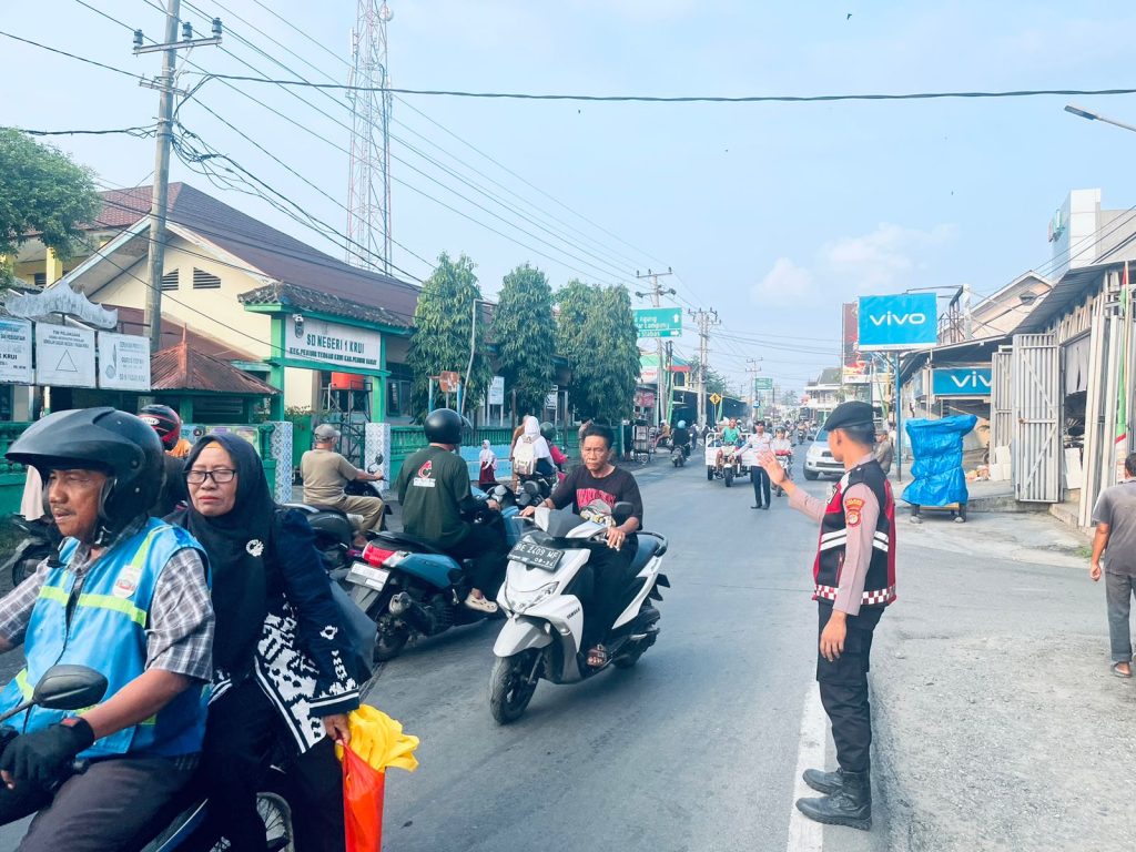 Sat Samapta Polres Pesisir Barat Hadir Lakukan Pengaturan lalu lintas antisipasi kepadatan kendaraan di pagi hari