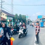 Sat Samapta Polres Pesisir Barat Hadir Lakukan Pengaturan lalu lintas antisipasi kepadatan kendaraan di pagi hari 