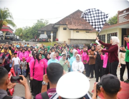 Bupati Ayu Asalasiyah Lepas Peserta Jalan Sehat Hari Bhayangkara Ke-80