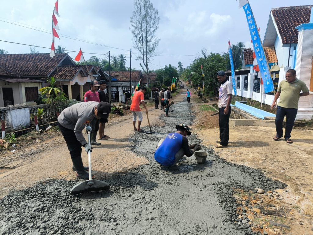Wujud Sinergitas, Bhabinkamtibmas Bersama Warga Gotong Royong Perbaiki Jalan Utama Kp. Sriwijaya