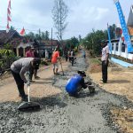 Wujud Sinergitas, Bhabinkamtibmas Bersama Warga Gotong Royong Perbaiki Jalan Utama Kp. Sriwijaya