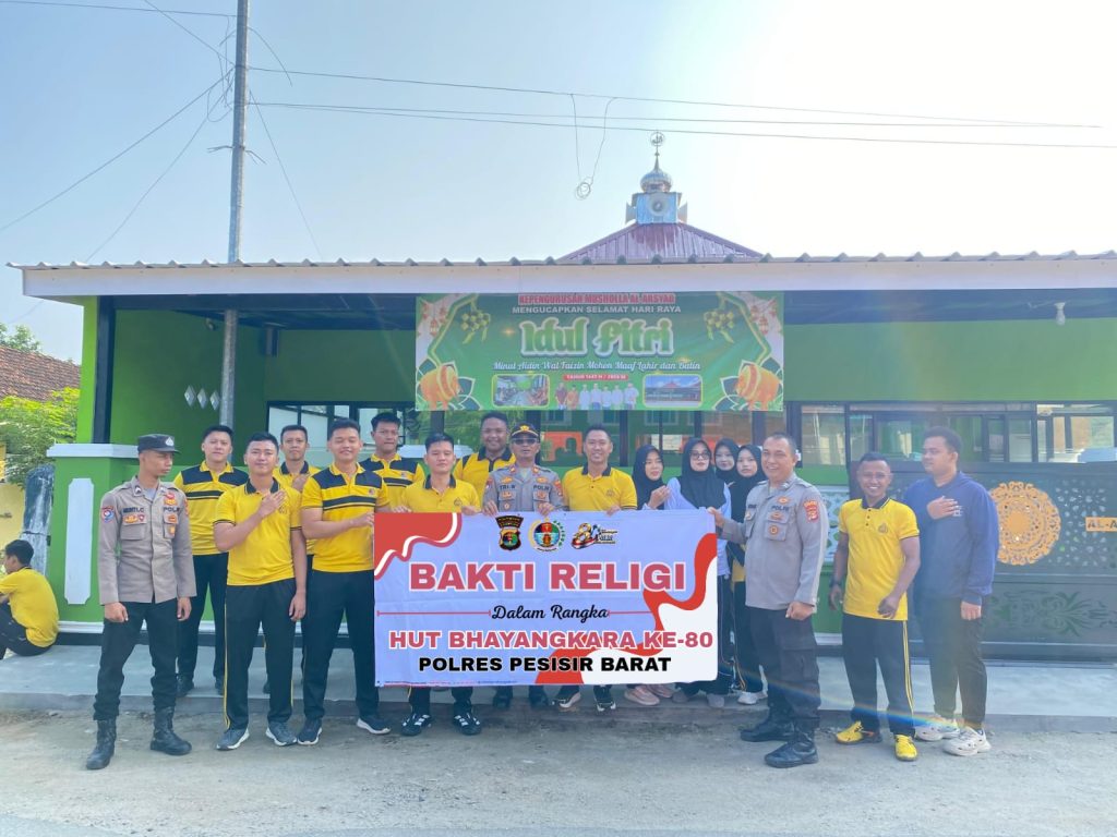 SAMBUT HUT BHAYANGKARA KE-80, POLRES PESISIR BARAT LAKSANAKAN BAKTI RELIGI DI MUSHOLA AL-ARSYAD