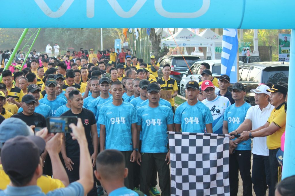 JALAN SEHAT DAN SENAM BERSAMA WARNAI PERINGATAN HUT BHAYANGKARA KE~80 DI PESISIR BARAT, SINERGI TNI-POLRI-PEMKAB TERASA KUAT