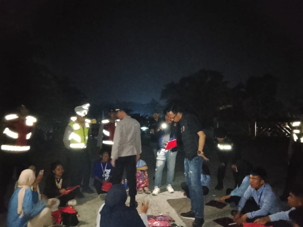 SISIR AREA PANTAI DI MALAM HARI LIBUR, POLRES PESISIR BARAT KERAHKAN TON SIAGA REGU IV
