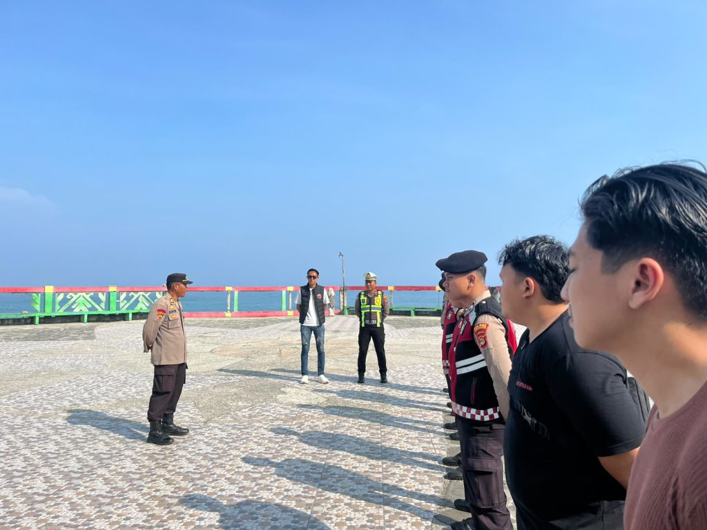 Jamin Keamanan Wisatawan, Personel Gabungan Polres Pesisir Barat Gelar Apel dan Patroli di Pantai Labuhan Jukung Krui 