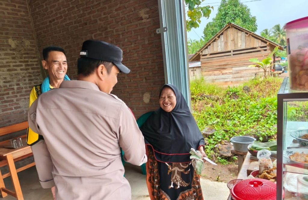 TAWA WARGA SAMBUT KEHADIRAN BHABINKAMTIBMAS SAAT SAMBANG DESA