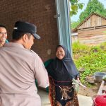 TAWA WARGA SAMBUT KEHADIRAN BHABINKAMTIBMAS SAAT SAMBANG DESA