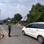 BERIKAN PELAYANAN DI HARI LIBUR, SATLANTAS POLRES PESISIR BARAT LAKSANAKAN PENGAMANAN DAN PENGATURAN LALU LINTAS