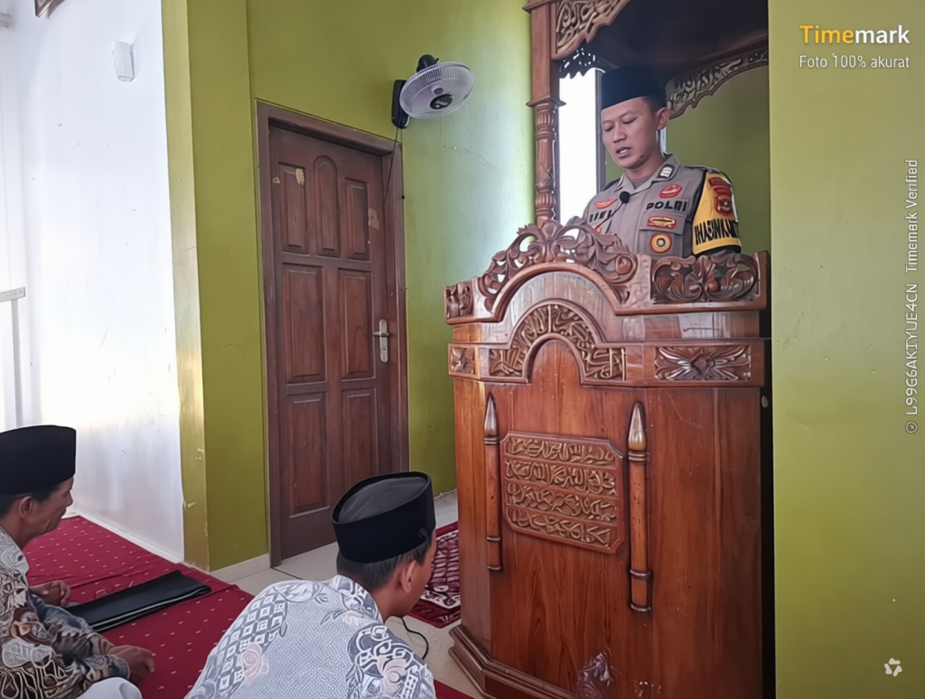 Bhabinkamtibmas Sampaikan Pesan Kamtibmas Melalui Khotbah Jumat di Ponpes Nur Islami Al Mujaddid