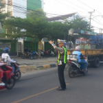 Jam Rawan Pagi Hari, Kasat Lantas Polres Pesisir Barat Laksanakan PAM dan Gatur Lalin di Jalan Lintas Barat