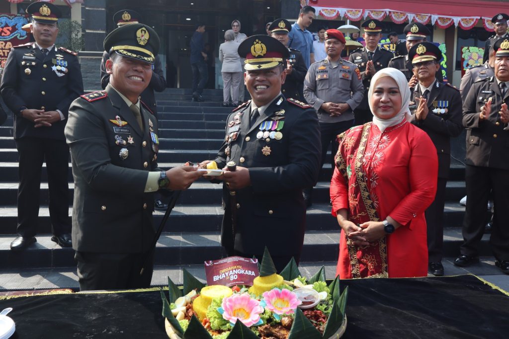 Hari Bhayangkara ke-80, Kodim 0427 Way Kanan Beri Kejutan di Polres Way Kanan