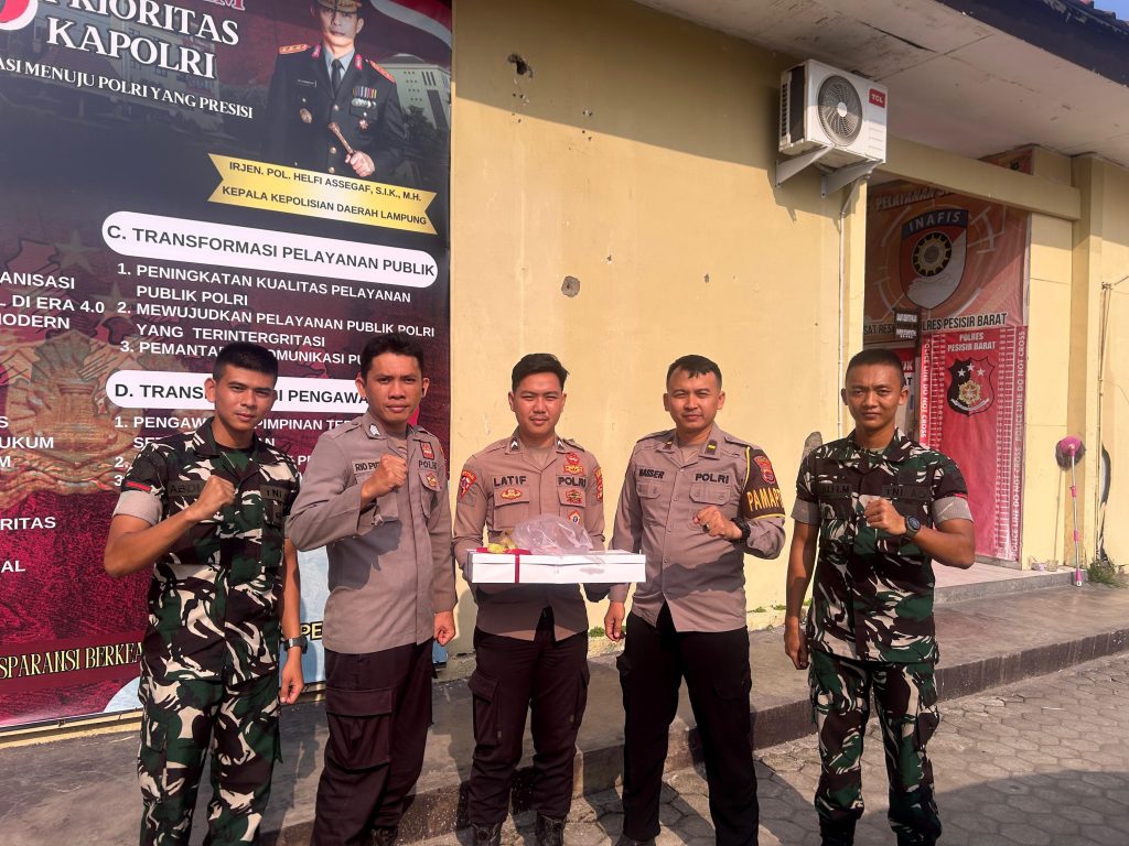 KUE ULANG TAHUN DARI BATALYON TP 944/RSC UNTUK POLRES PESISIR BARAT