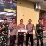 KUE ULANG TAHUN DARI BATALYON TP 944/RSC UNTUK POLRES PESISIR BARAT