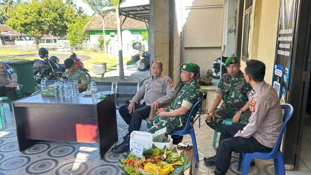 KUNJUNGAN DANRAMIL 04-22/PESISIR SELATAN KE POLSEK PESISIR SELATAN, PERERAT SINERGITAS DAN UCAPKAN SELAMAT HUT BHAYANGKARA KE-80