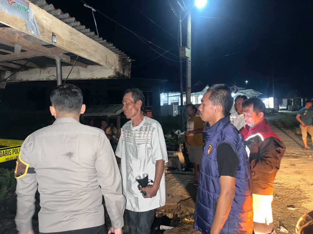 RUMAH DAN WARUNG SEMBAKO DI PEKON FAJAR BULAN TERBAKAR, POLRES PESISIR BARAT LAKUKAN OLAH TKP