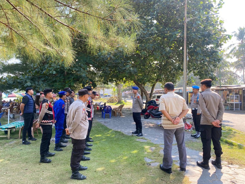 TON SIAGA REGU V POLRES PESISIR BARAT GELAR PATROLI DIALOGIS HUMANIS DI PANTAI LABUHAN JUKUNG KRUI