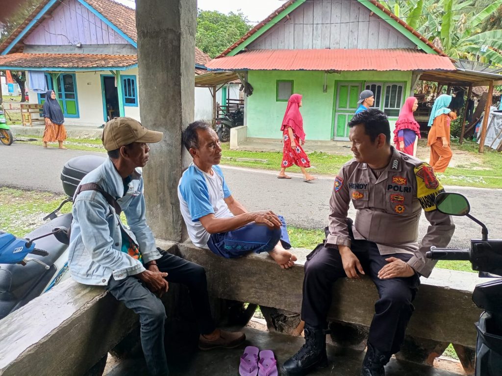 Bhabinkamtibmas Jalin Kedekatan dengan Masyarakat Lewat Kegiatan Sambang Desa
