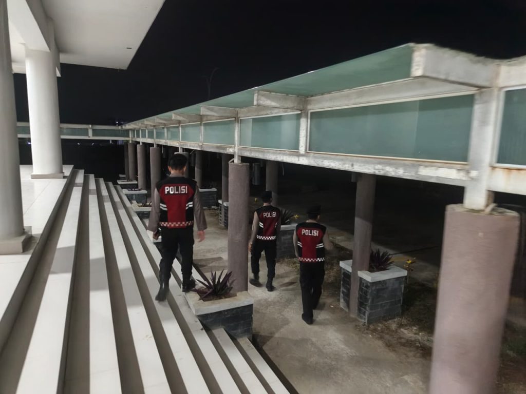 Antisipasi Jam Rawan Malam, Unit Pam Obvit Sat Samapta Polres Pesisir Barat Gelar Patroli di Perkantoran dan Perbankan