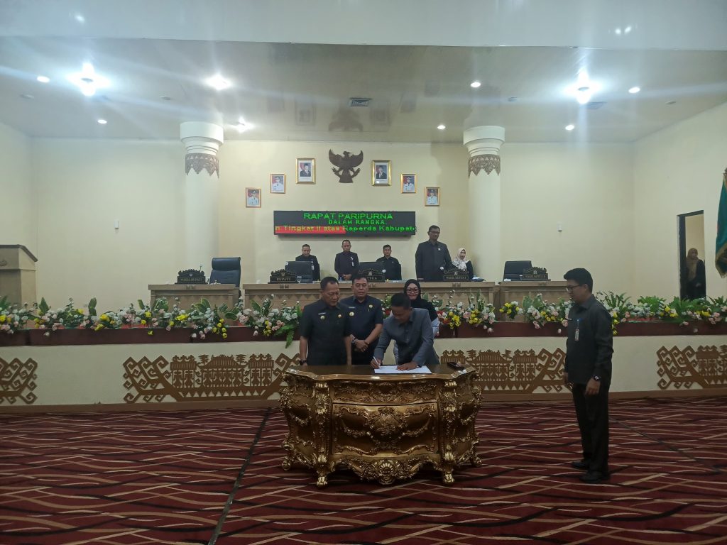 Bupati dan Wakil Bupati Tulang Bawang Menghadiri Rapat Paripurna di DPRD.