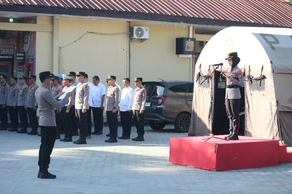 KAPOLRES PESISIR BARAT BERIKAN PENEGASAN KEPADA SELURUH PERSONEL SAAT APEL JAM PIMPINAN