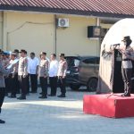 KAPOLRES PESISIR BARAT BERIKAN PENEGASAN KEPADA SELURUH PERSONEL SAAT APEL JAM PIMPINAN