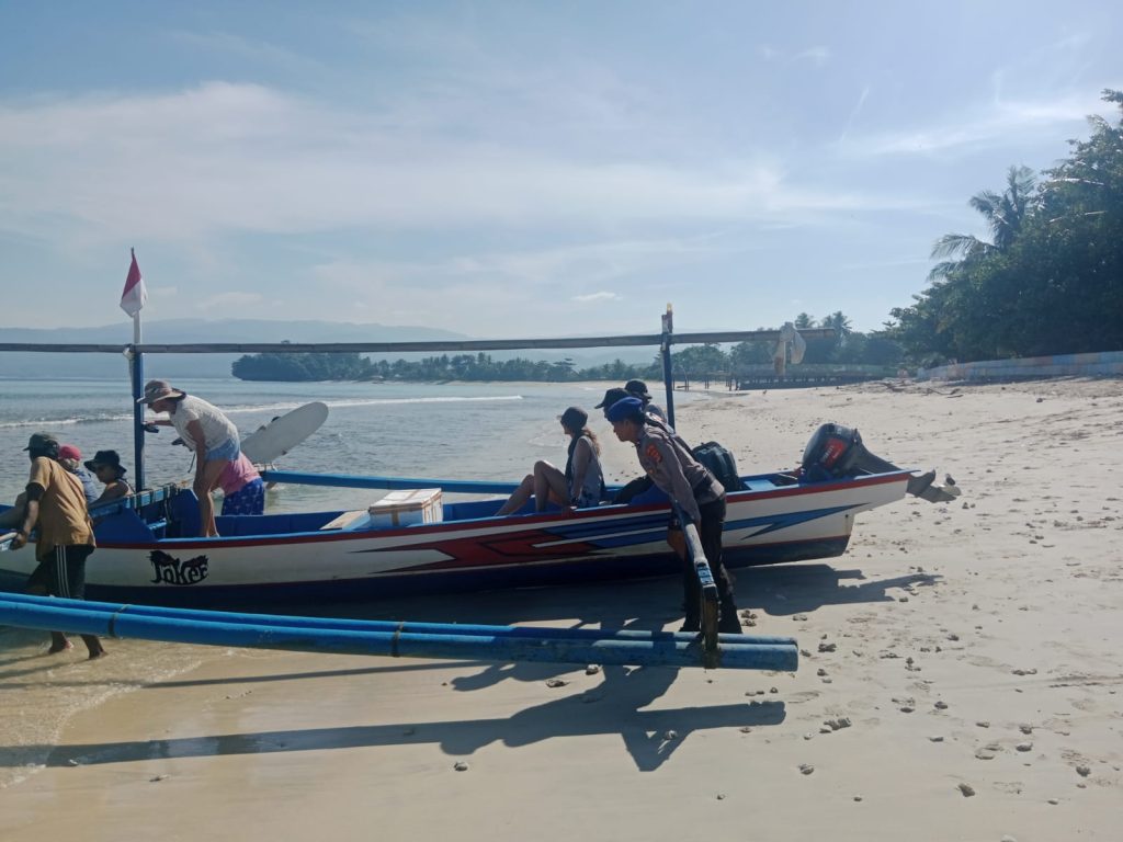 KURANGI RISIKO KECELAKAAN LAUT, SAT POLAIRUD POLRES PESISIR BARAT LAKSANAKAN BINMAS AIR DAN IMBAU KESELAMATAN PELAYARAN