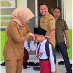 Bupati Way Kanan Tinjau Pelaksanaan Ayah Mengantar Anak Sekolah di Hari Pertama Tahun Ajaran Baru