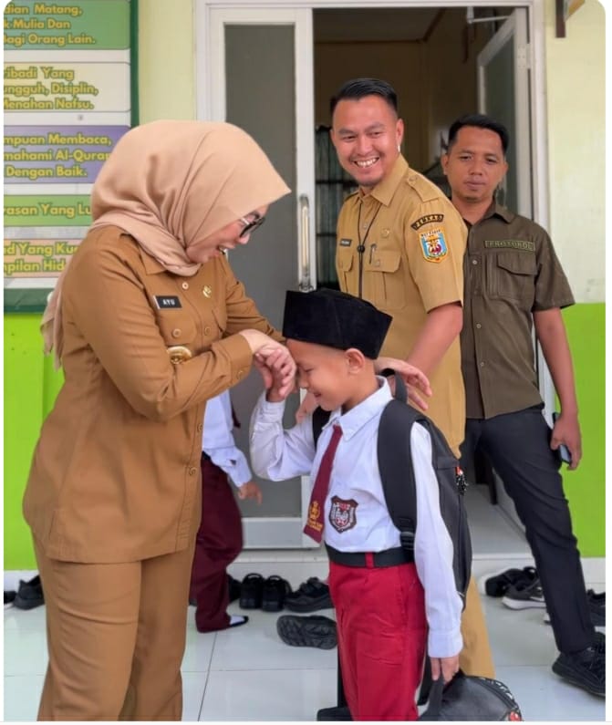 Bupati Way Kanan Tinjau Pelaksanaan Ayah Mengantar Anak Sekolah di Hari Pertama Tahun Ajaran Baru