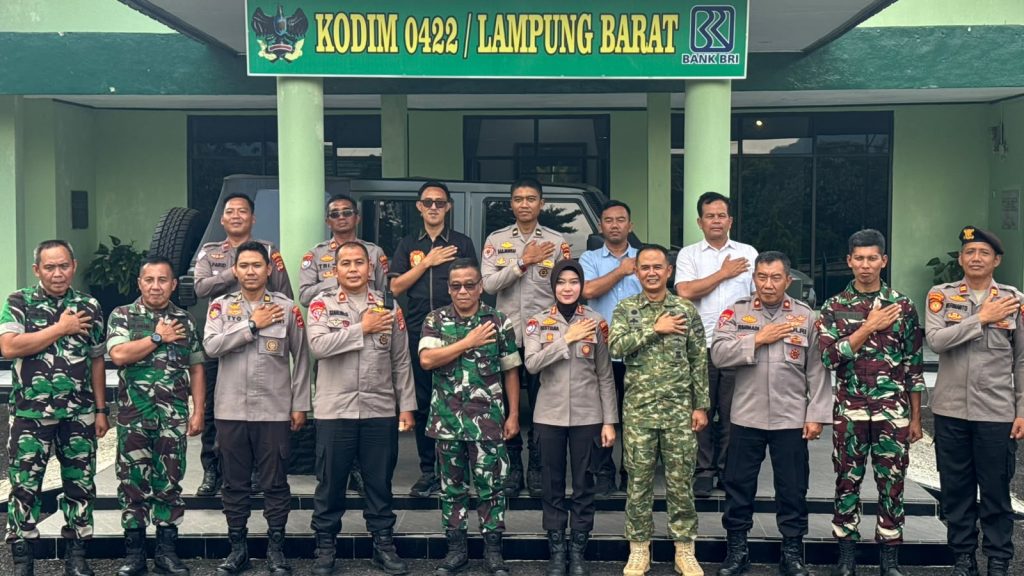 PERERAT SINERGI ANTAR-LEMBAGA, KAPOLRES PESISIR BARAT LAKSANAKAN KUNJUNGAN KERJA KE KODIM 0422/LAMPUNG BARAT DAN KEJAKSAAN NEGERI LAMPUNG BARAT
