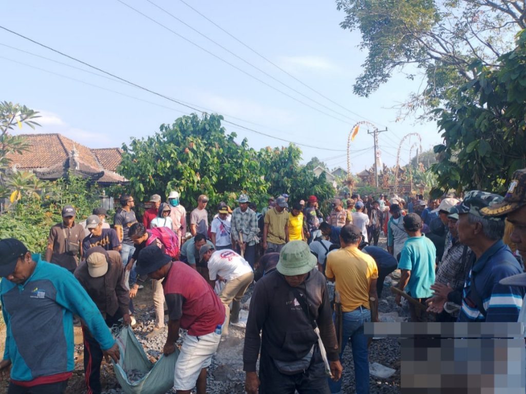 Kompak! Polsek Banjit Bersama Forkopimcam dan Warga Gelar Gotong Royong Perbaiki Jalan Poros Rebang Tinggi