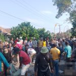 Kompak! Polsek Banjit Bersama Forkopimcam dan Warga Gelar Gotong Royong Perbaiki Jalan Poros Rebang Tinggi