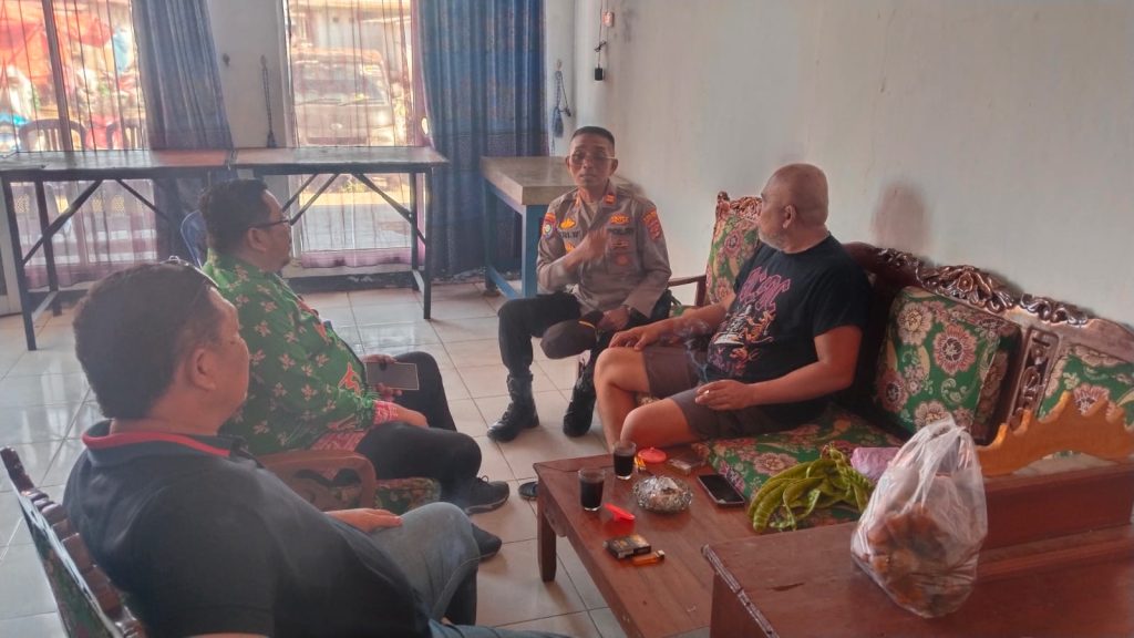 Kasat Binmas Polres Pesisir Barat Silaturahmi ke Kediaman Tokoh Pemuda Pesisir Barat