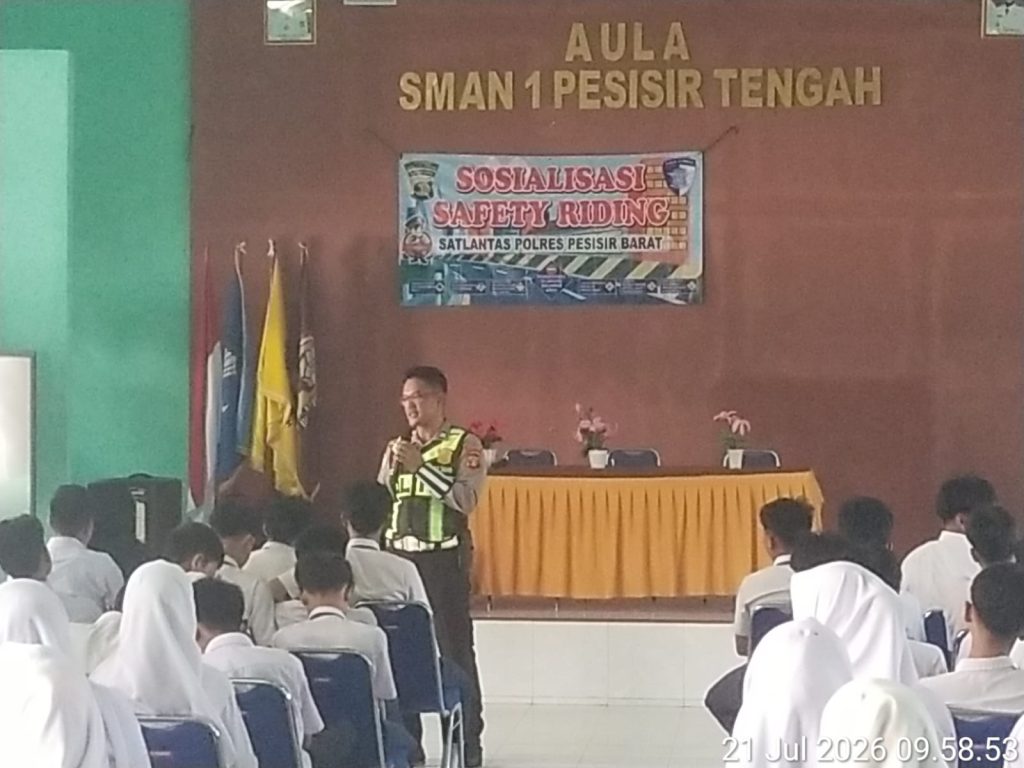 Sat Lantas Polres Pesisir Barat Berikan Sosialisasi Keselamatan Berkendara kepada Siswa SMAN 1 Krui