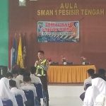 Sat Lantas Polres Pesisir Barat Berikan Sosialisasi Keselamatan Berkendara kepada Siswa SMAN 1 Krui