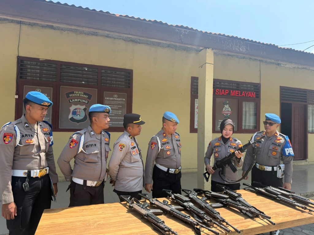 KAPOLRES PESISIR BARAT PIMPIN PENGECEKAN SENJATA API ORGANIK OLEH TIM MITIGASI BIDPROPAM POLDA LAMPUNG