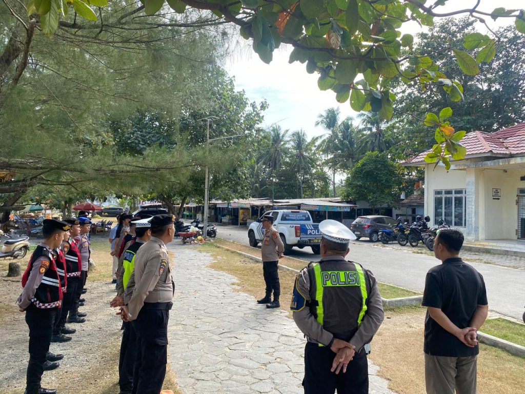 KURANGI RISIKO KECELAKAAN LAUT, PERSONEL GABUNGAN POLRES PESISIR BARAT GELAR PATROLI KRYD DI KAWASAN WISATA PANTAI
