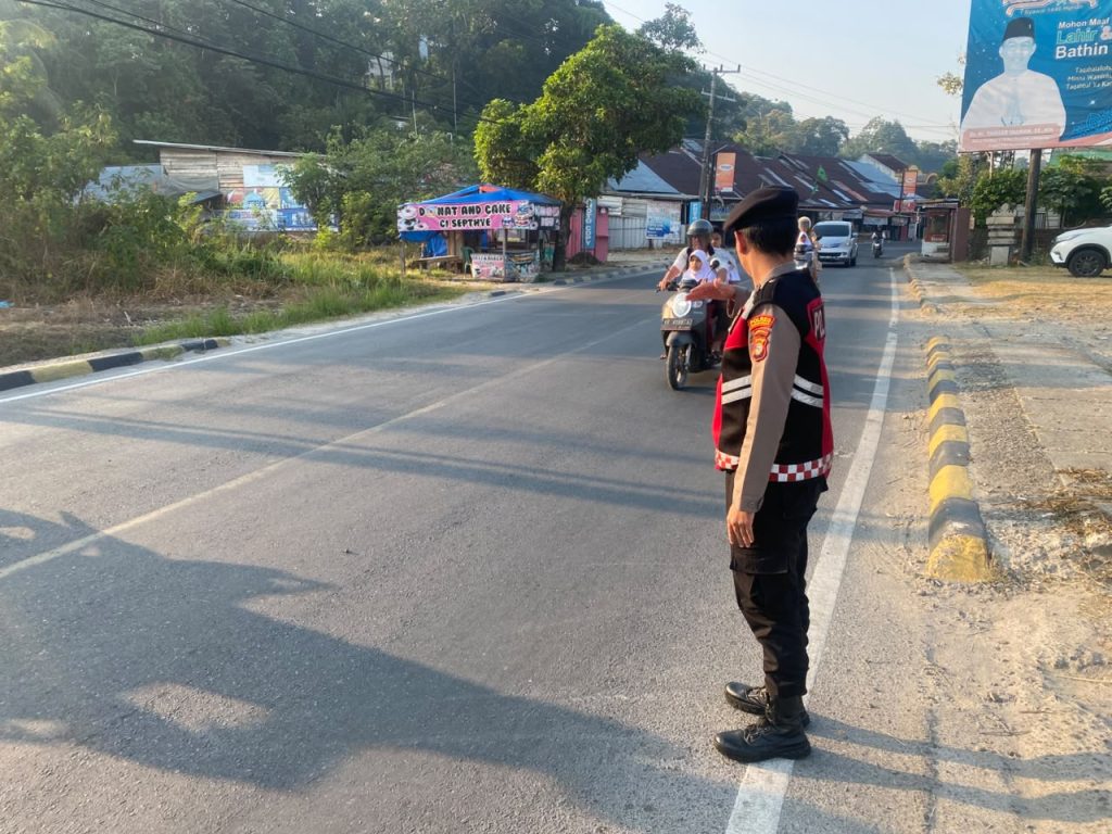 Sat Samapta Polres Pesisir Barat Hadir gelar Pengaturan lalu lintas antisipasi kepadatan kendaraan di pagi hari 