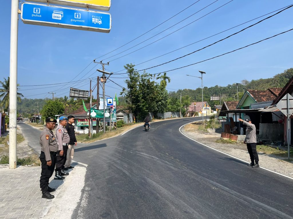 PERSONEL POLSEK PESISIR UTARA LAKSANAKAN PENGAMANAN PAWAN PAGI, WUJUDKAN KAMSELTIBCARLANTAS YANG AMAN DAN LANCAR
