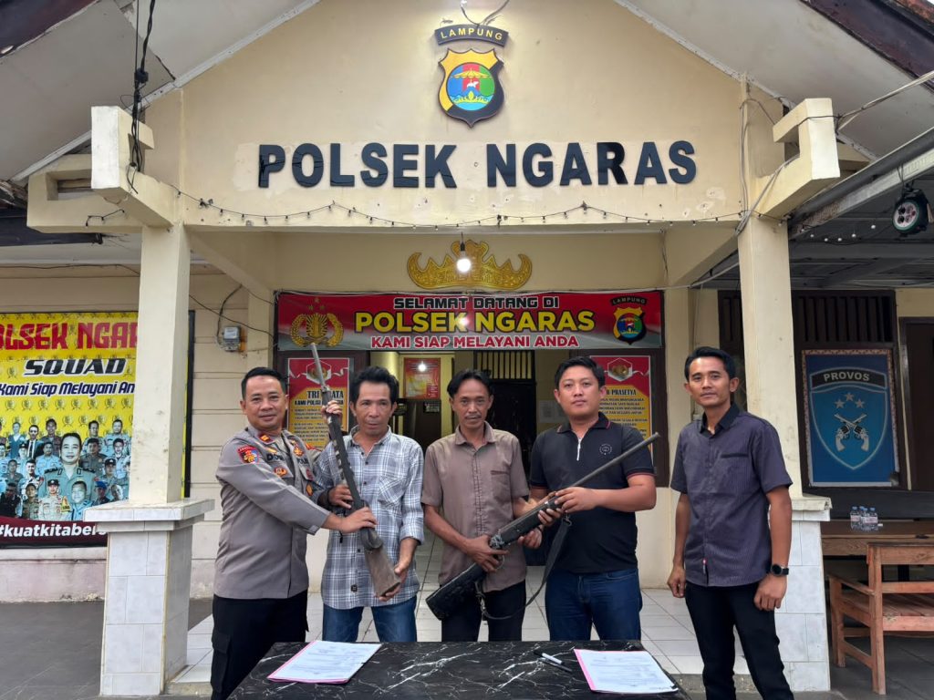 POLSEK NGARAS TERIMA PENYERAHAN DUA PUCUK SENJATA API RAKITAN SECARA SUKARELA DARI MASYARAKAT