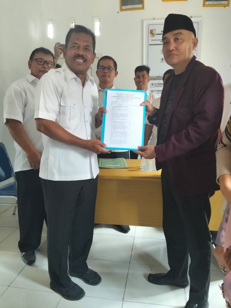 Ahmad Abdi Patoni Resmi Serahkan Berkas Pencalonan Kepalo Tiyuh Pulung Kencana Dukungan Dari Masyarakat