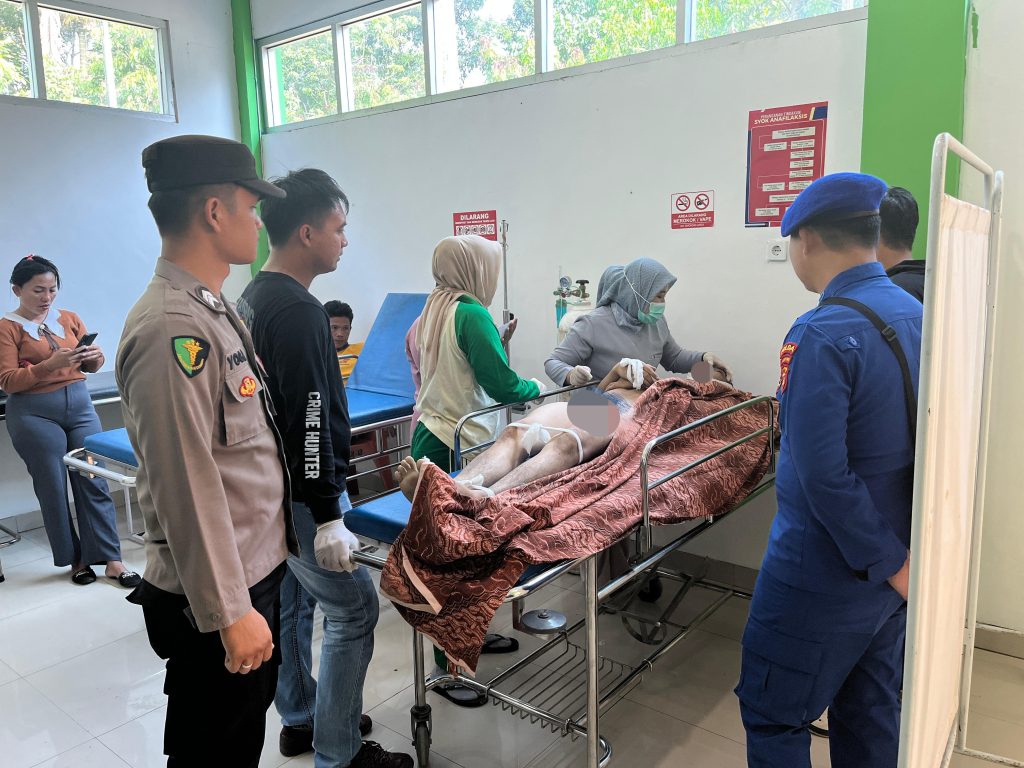 GABUNGAN PERSONEL POLRES PESISIR BARAT LAKUKAN PENANGANAN KORBAN TENGGELAM DI PANTAI WAY KARUWI