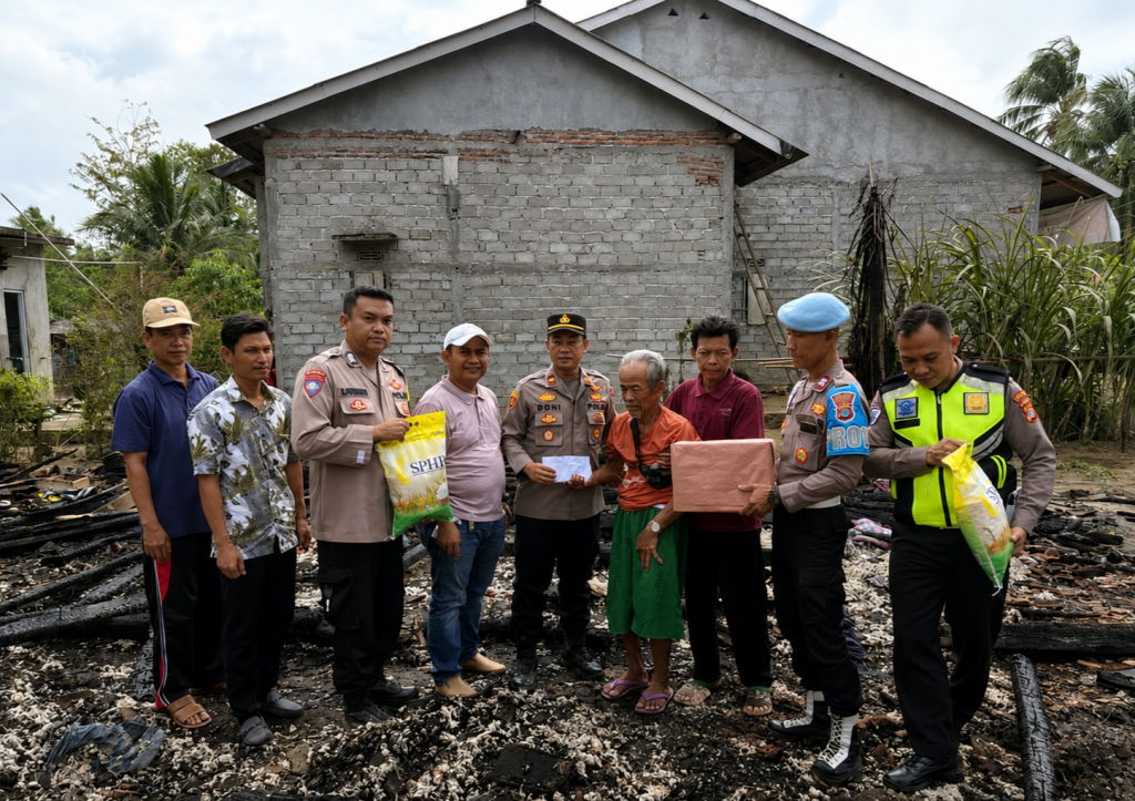KAPOLSEK NGARAS BERSAMA ANGGOTA SALURKAN BANTUAN KEPADA WARGA, SAAT SAMBANG DESA Di KECAMATAN NGAMBUR