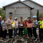 KAPOLSEK NGARAS BERSAMA ANGGOTA SALURKAN BANTUAN KEPADA WARGA, SAAT SAMBANG DESA Di KECAMATAN NGAMBUR