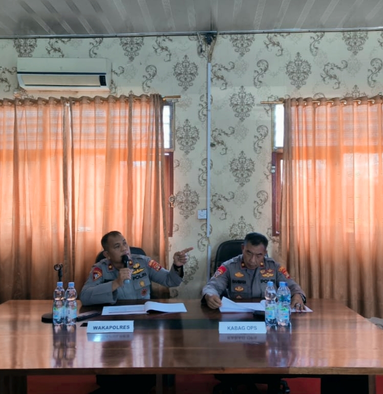 WAKAPOLRES PIMPIN RAPAT ANEV MINGGUAN KAMTIBMAS POLRES PESISIR BARAT