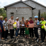 Kapolsek Ngaras Bersama Anggota Salurkan Bantuan kepada Warga, Saat Sambang Desa di Kecamatan Ngambur