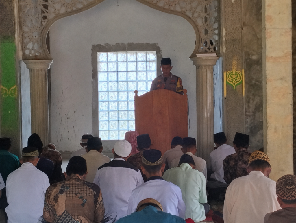 ANGGOTA BHABINKAMTIBMAS POLSEK NGARAS, SAMPAIKAN PESAN KAMTIBMAS YANG SEJUK, MELALUI KHOTBAH PADA SHALAT JUMAT