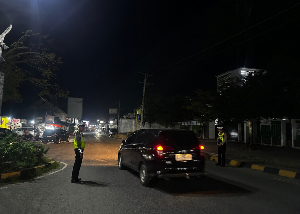 ANTISIPASI KEPADATAN ARUS LALIN DI MALAM LIBURAN, SATLANTAS POLRES PESISIR BARAT GELAR GATUR DAN PATROLI DIALOGIS