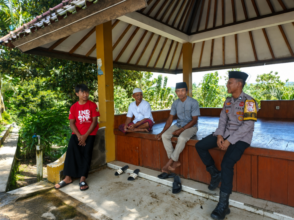 Sambang Humanis, Bhabinkamtibmas Polsek Ngaras Diskusikan Kamtibmas Bersama Warga Pekon Sukarame