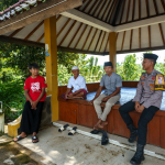 Sambang Humanis, Bhabinkamtibmas Polsek Ngaras Diskusikan Kamtibmas Bersama Warga Pekon Sukarame
