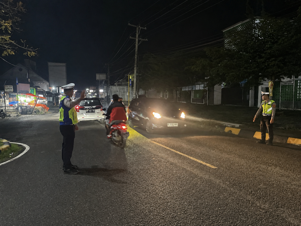 Berikan Pelayanan di Malam Hari, Sat Lantas Polres Pesisir Barat Gelar Patroli Blue Light
